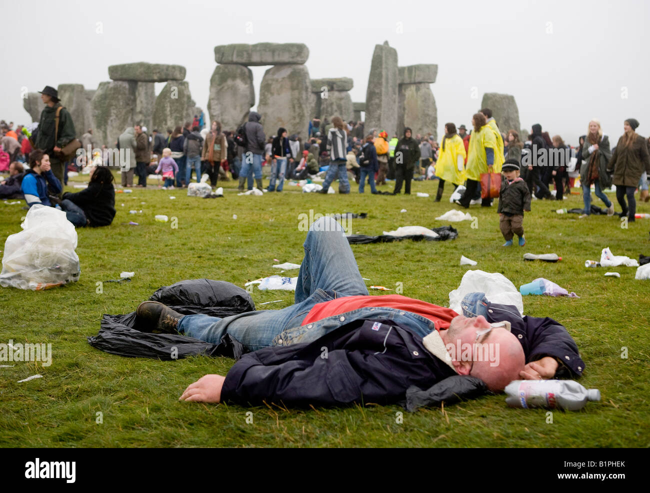 Große Chill Party auf der Sommer-Sonnenwende Stonehenge Wiltshire UK Europe Stockfoto