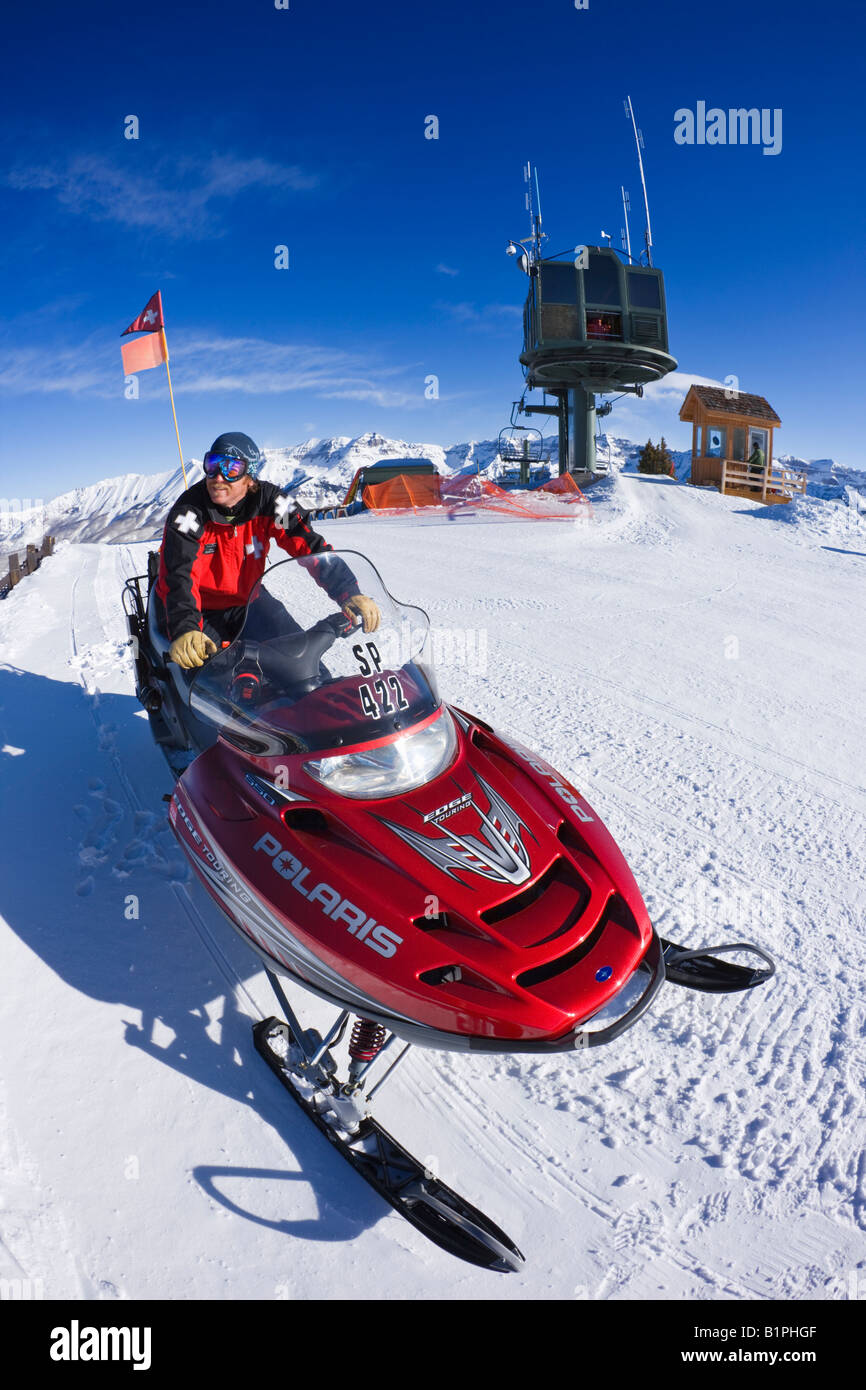 Ein Mitglied der Ski Patrol in Telluride Ski Resort auf einem Snow Mobile, Colorado, USA. Stockfoto