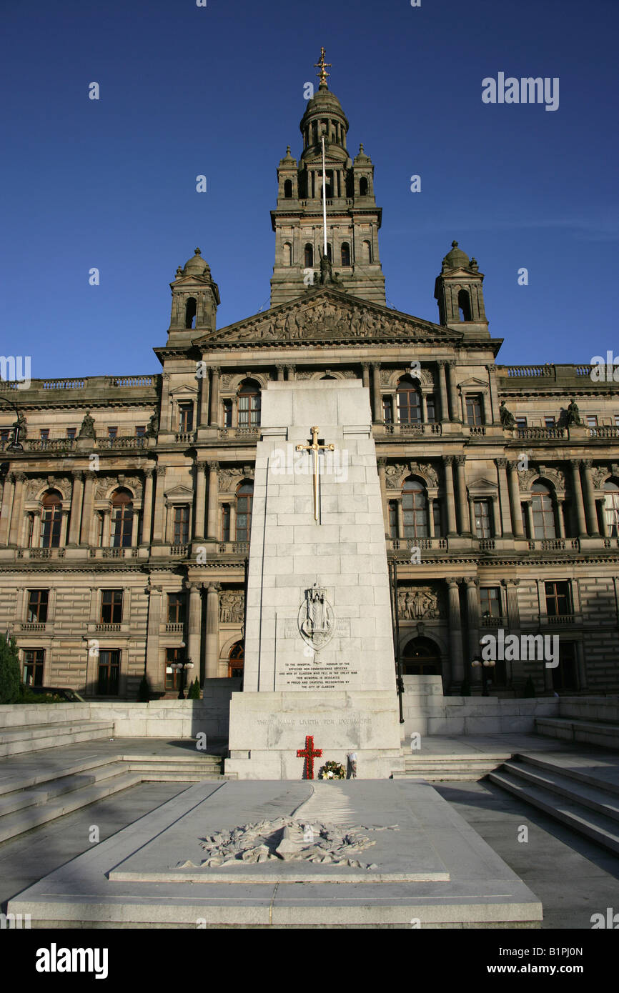 Stadt in Glasgow, Schottland. Das Kenotaph ersten Weltkrieg Denkmal in George Square mit der City Chambers im Hintergrund. Stockfoto