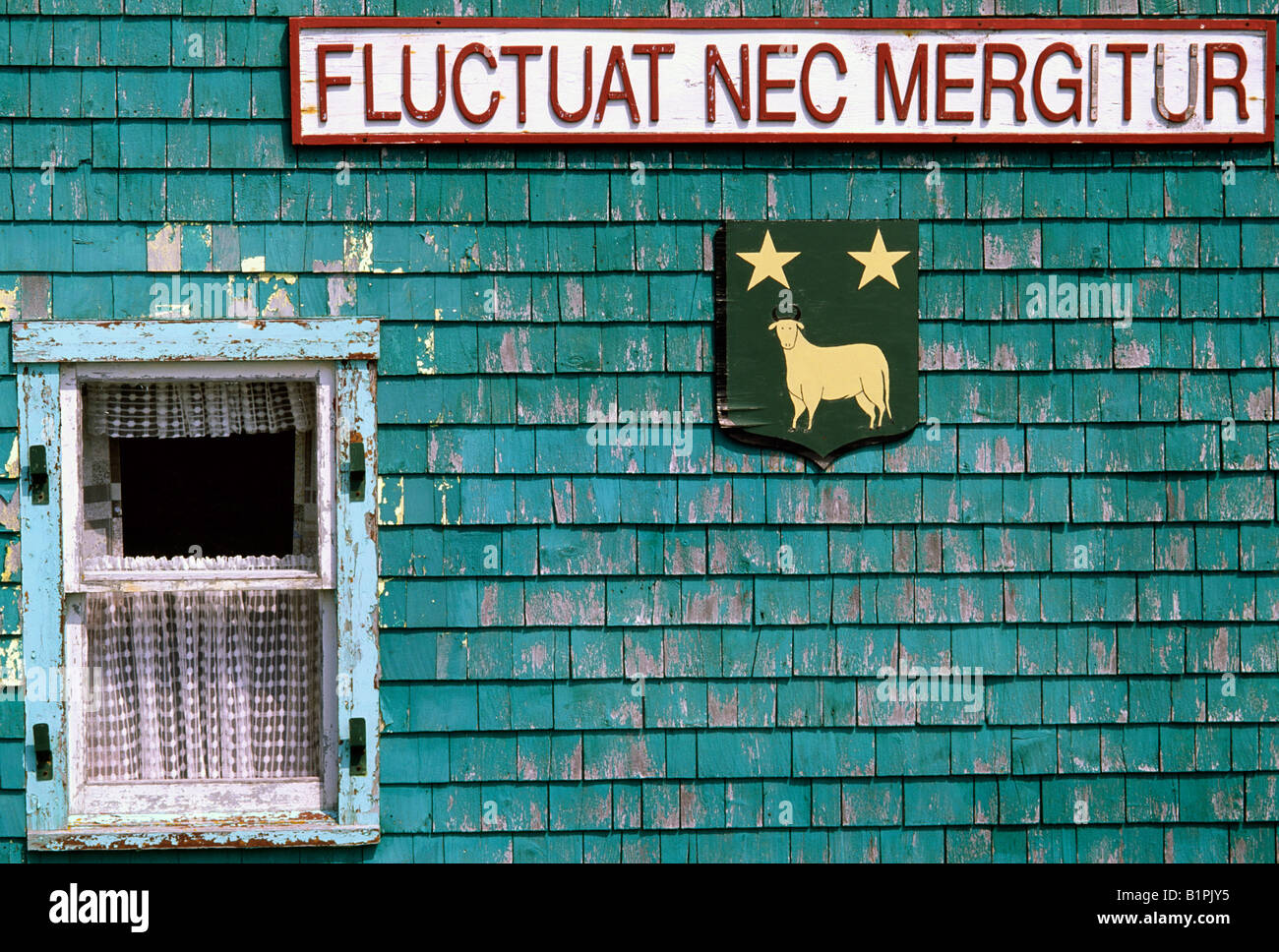 Fluctuat nec Mergitur, dem lateinischen Motto von Paris, sieht man ein Haus auf der Ile Aux Marin, Saint-Pierre et Miquelon Stockfoto
