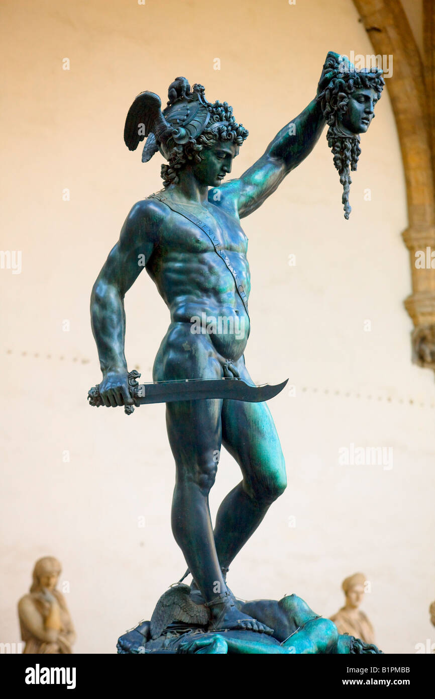 Statue von Perseus von Cellini in der Loggia der Piazza della Signoria in Florenz Stockfoto