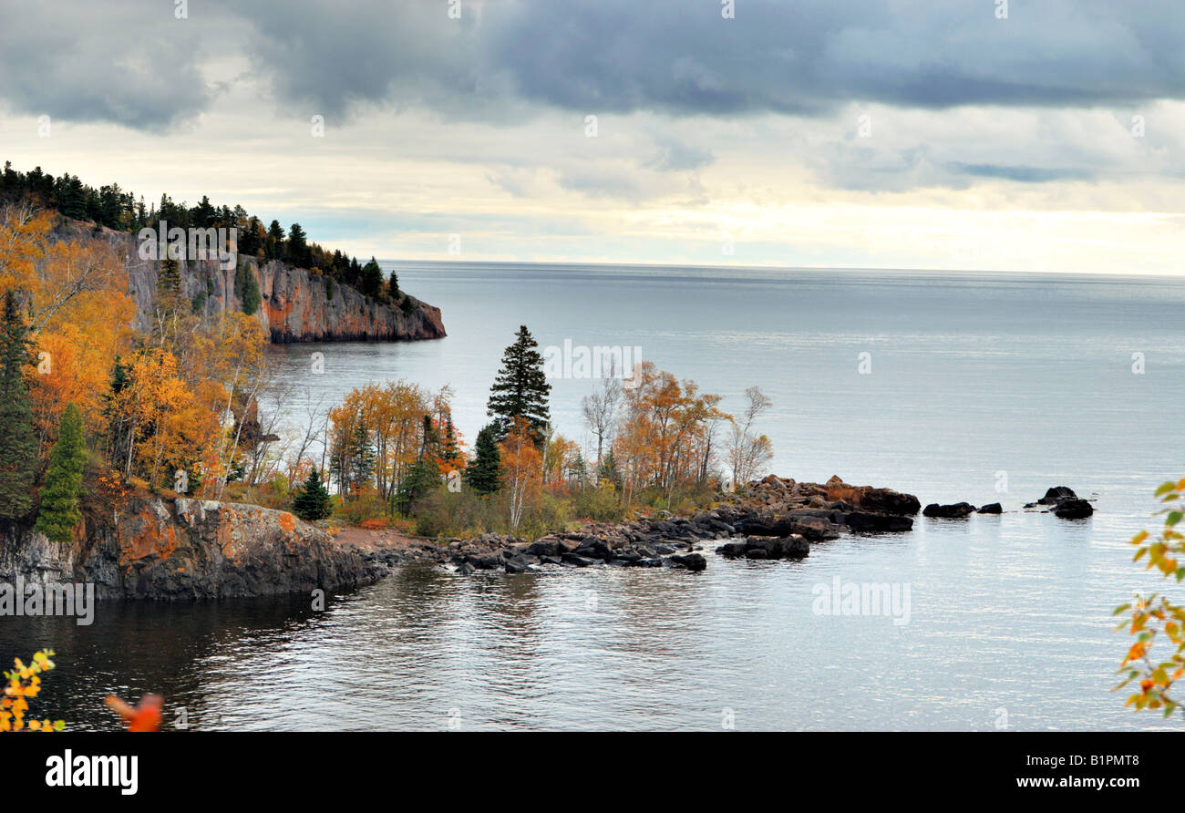 Felsvorsprung am nördlichen Ufer des Lake Superior auf einem bewölkten Morgen mit Felsen Bäume Wasser und Wolken im Bild fallen Stockfoto