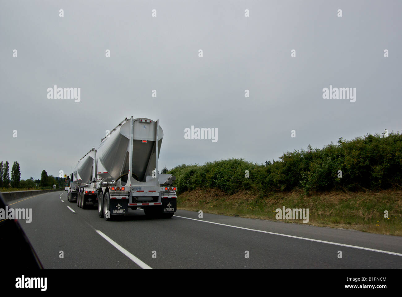 Weiße Diesel Zugmaschine LKW Transporter mit doppelten Zement Tanker Trailer auf Highway 17 Stockfoto
