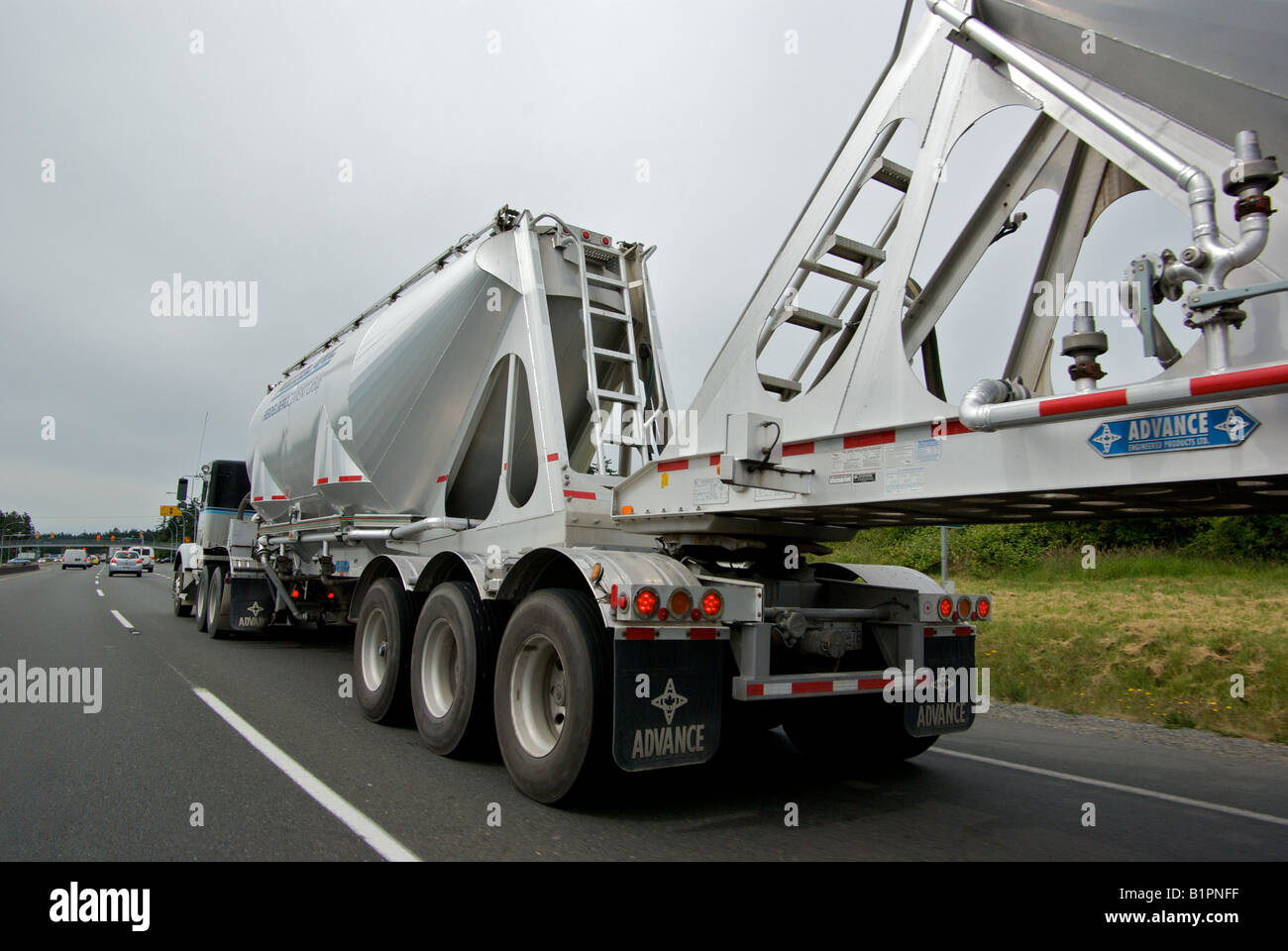 Weiße Diesel Zugmaschine LKW Transporter mit doppelten Tanker Trailer auf Highway 17 Stockfoto