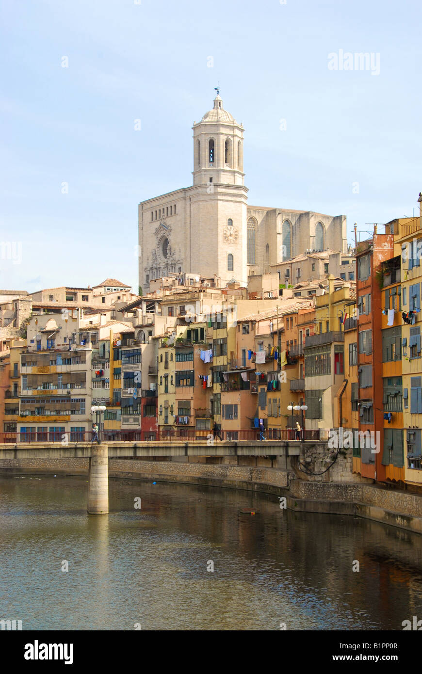 Kathedrale de Santa Maria, mit Blick auf den Fluss Onyer (Onyar) in der alten ummauerten Stadt Girona (Gerona) Spanien. Stockfoto