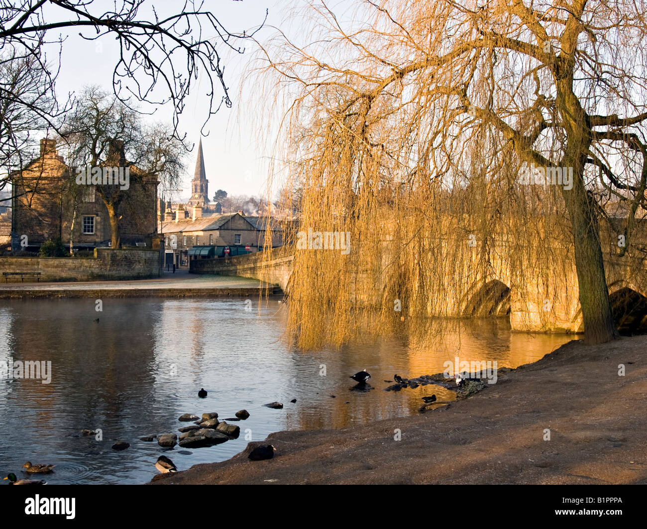 Fluss Wye in Bakewell im winter Stockfoto