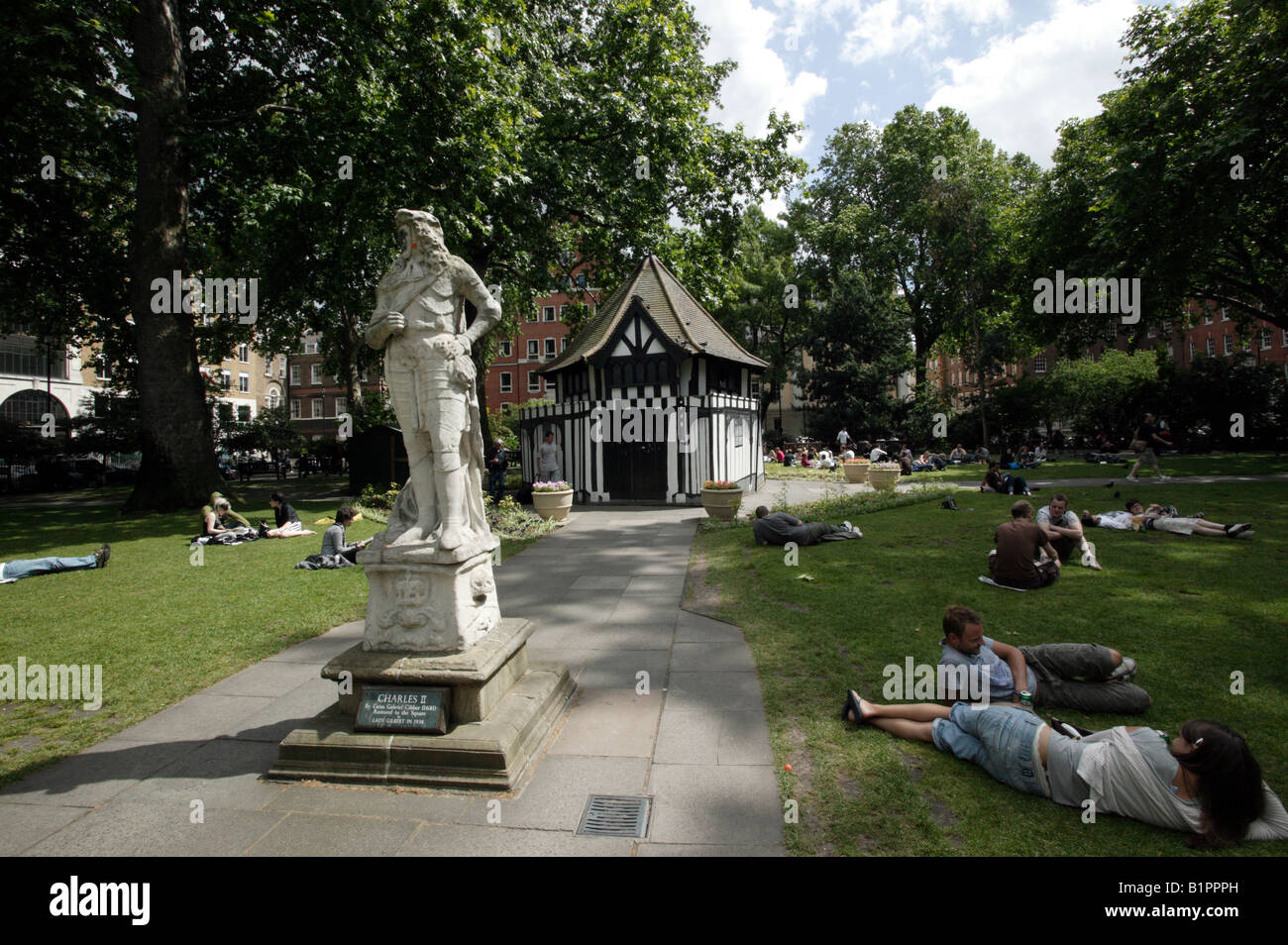 Menschen Sie entspannen und genießen einen Sommer-Nachmittag im Londoner Soho Square garden Stockfoto