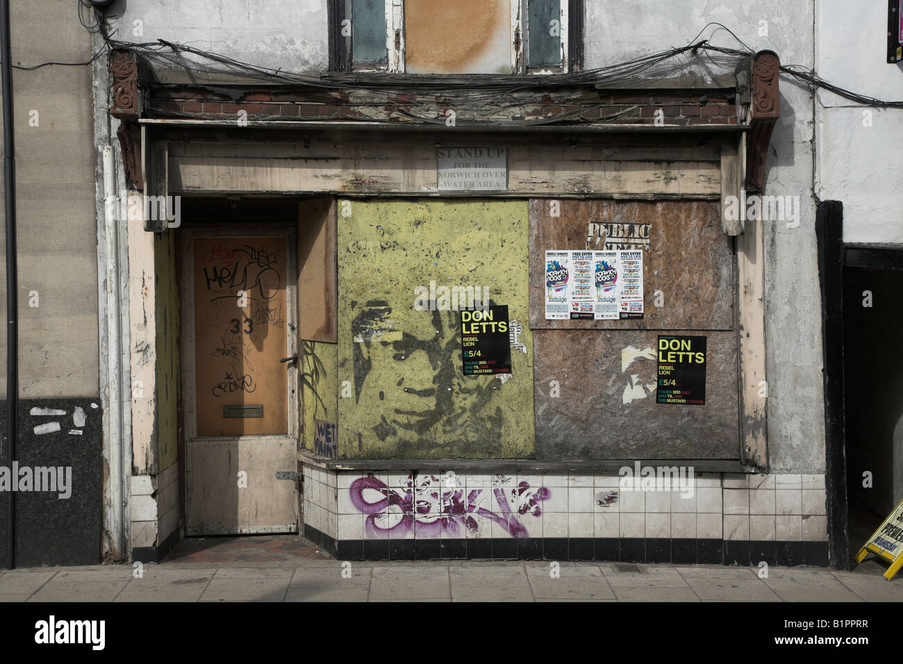 Mit Brettern vernagelt Shop mit Graffiti-Spray-Farbe-Kunst Stockfoto