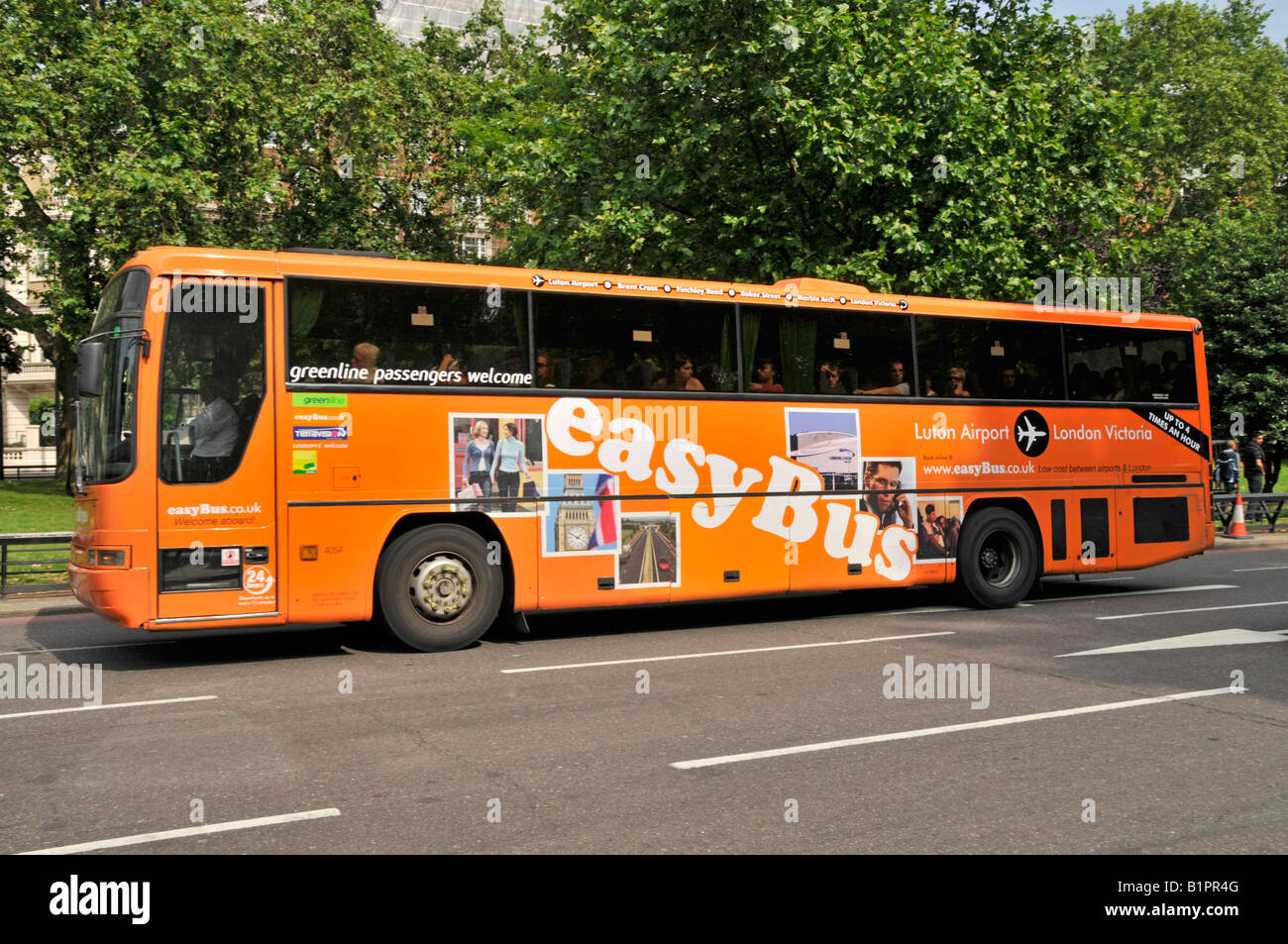 EasyBus low-cost-Coach mit Website-Adresse auf Seite Förderung Flughafen Verbindung Verbindungen zwischen Luton und London Victoria Stockfoto