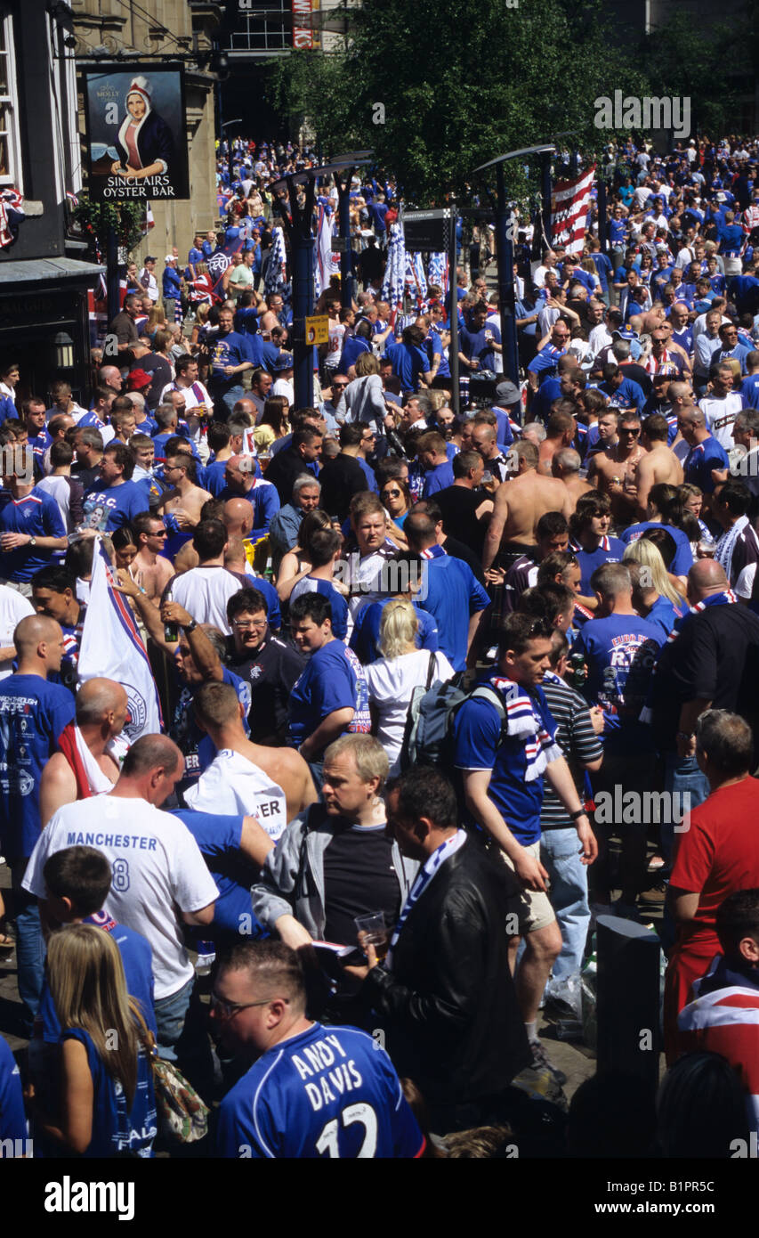 Große Schar von Rangers Fußball-Fans In Manchester City Centre Stockfoto