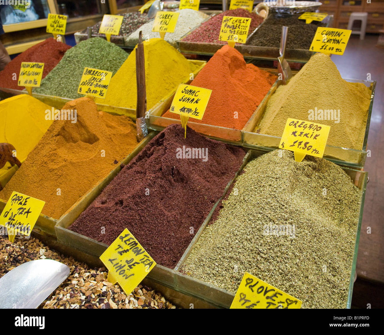 Bulk-Gewürze. Eine große Auswahl an exotischen Gewürzen füllen einen Bazar-Shop mit Farbe und aroma Stockfoto