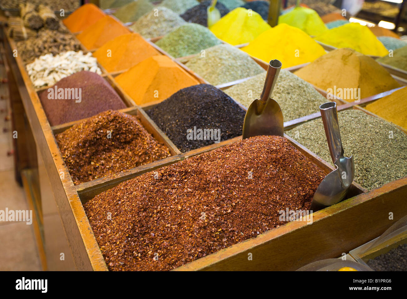 Gewürz Pfähle exotischen und bunten Gewürzen mit Kugeln in diesem berühmten Istanbul Markt hoch aufgetürmt Stockfoto