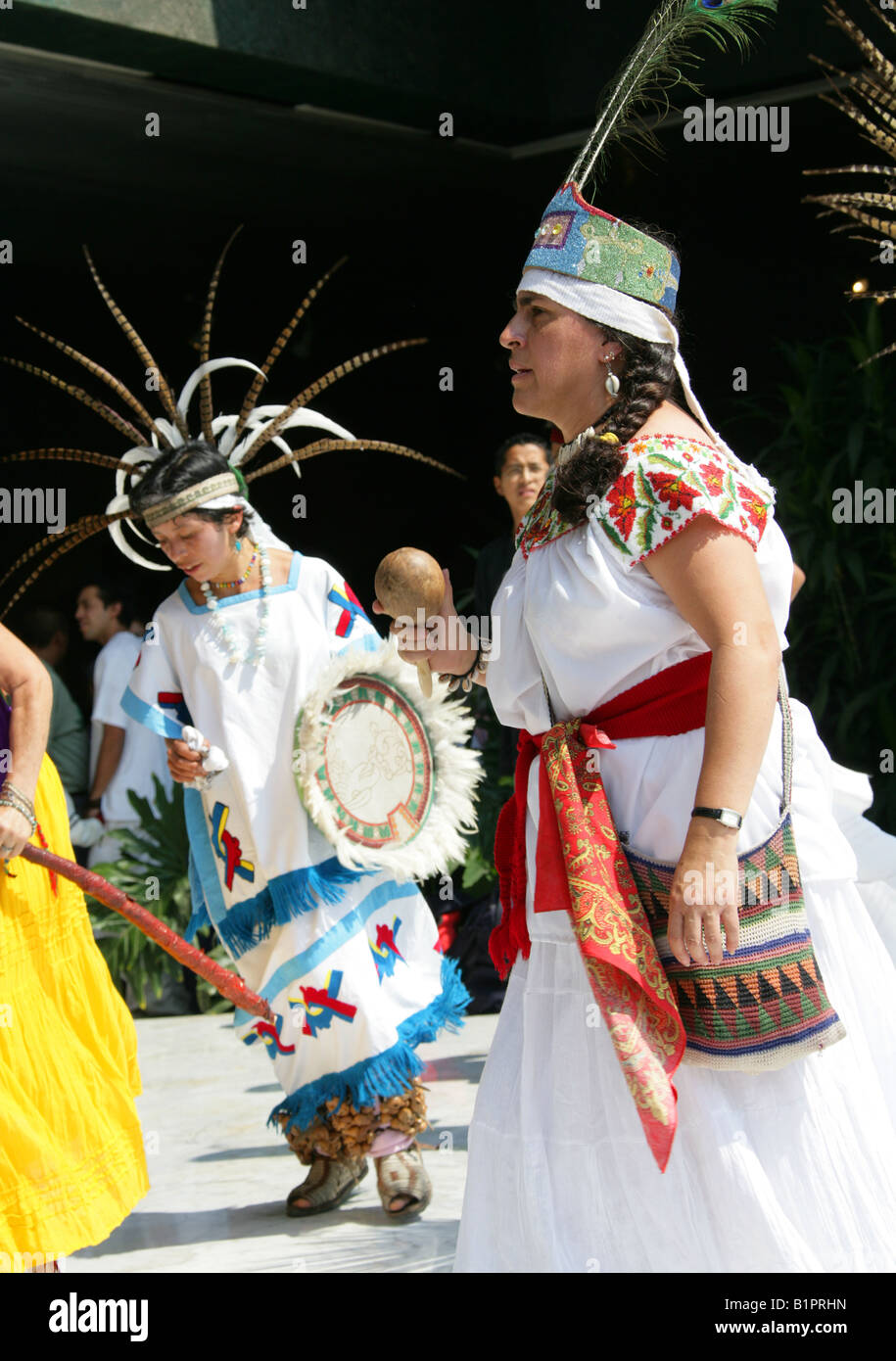 Mexikanische Tänzer eine traditionelle aztekische Festivals am Nationalmuseum für Anthropologie in Mexiko-Stadt, Park Chapultepec, Mexiko Stockfoto