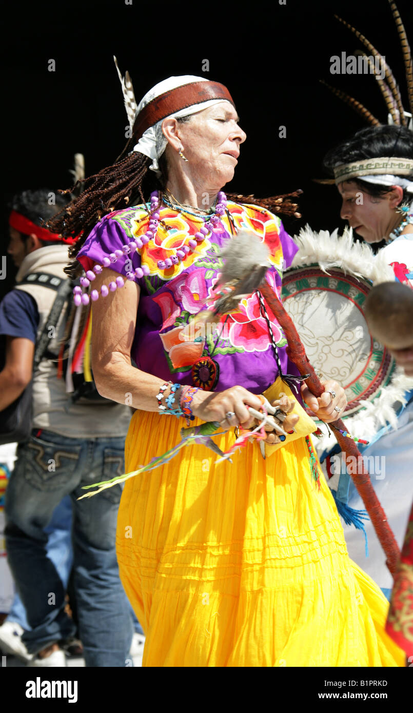 Mexikanische Tänzer eine traditionelle aztekische Festivals am Nationalmuseum für Anthropologie in Mexiko-Stadt Chapultepec Park Mexiko Stockfoto