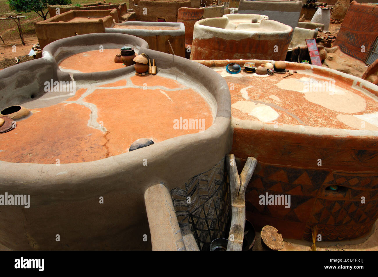 Blick über den Schlafbereich auf den Dächern der befestigte Häuser in Tiebélé, Burkina Faso Stockfoto