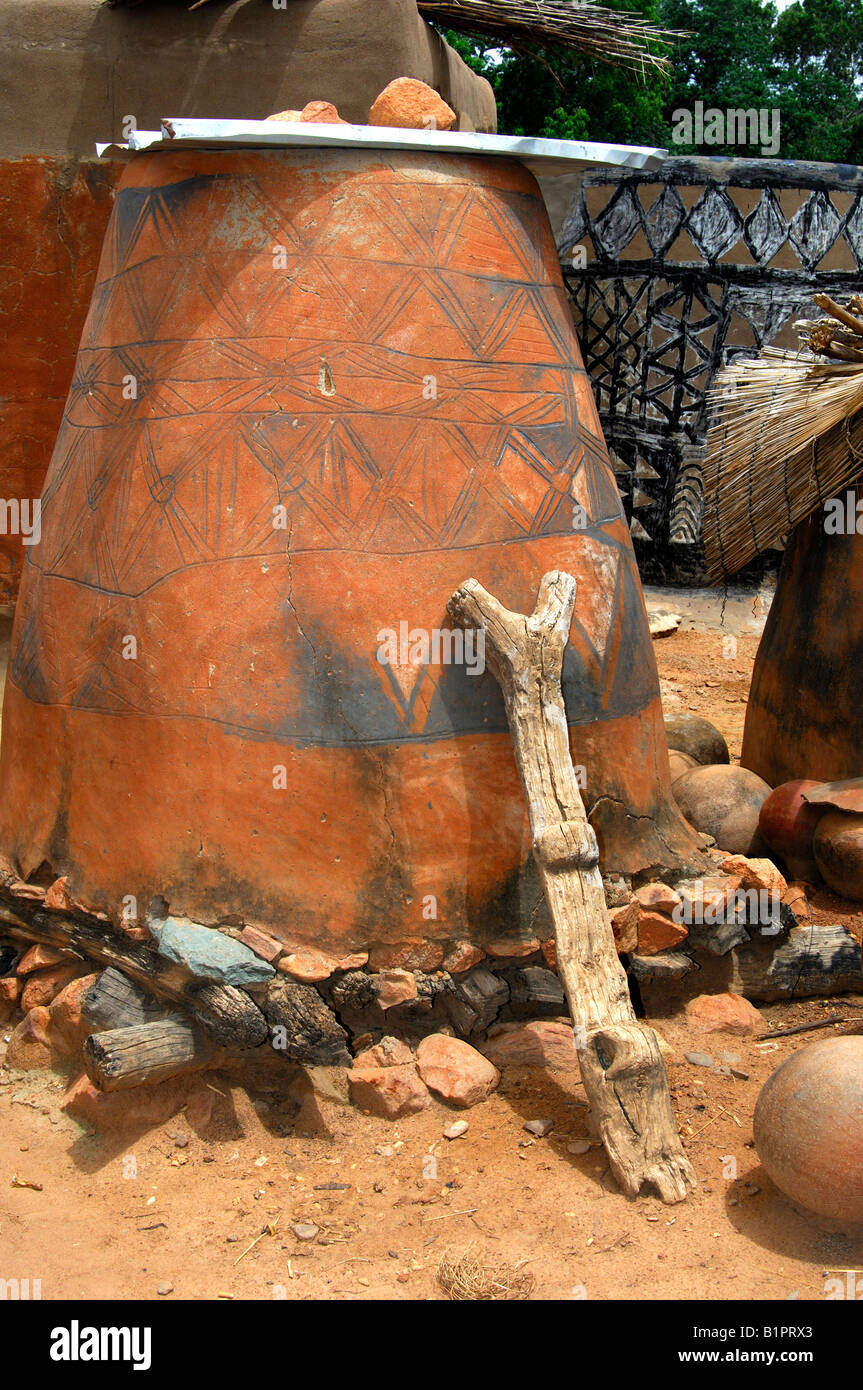 Reich verzierte Getreidespeicher und Leiter, Tiebélé, Burkina Faso Stockfoto