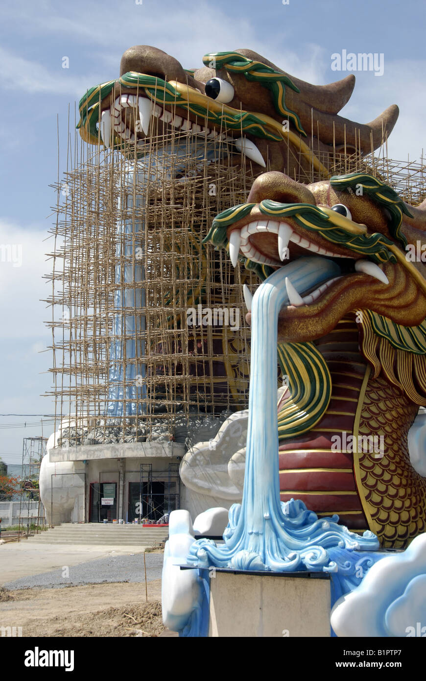 Chinesisch/Thai Dragon Naga Tempel im Bau, Suphanburi/Suphan Buri, Thailand Stockfoto