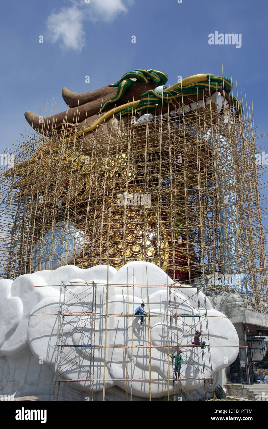 Chinesisch/Thai Dragon Naga Tempel im Bau, Suphanburi/Suphan Buri, Thailand Stockfoto