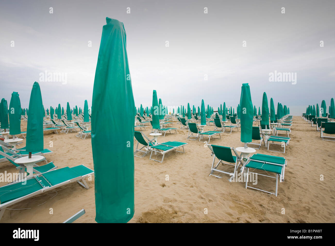 Sonnenschirme und Liegestühle am Strand von Lido de Jesolo in der Lagune von Venedig Stockfoto