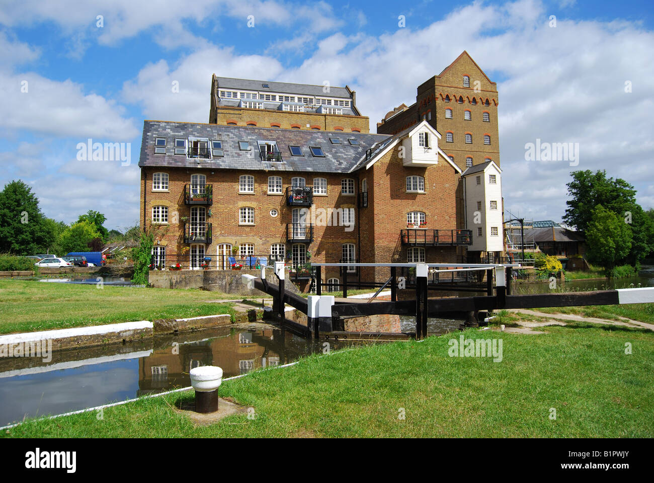 Steuermänner Schloss und Mühle, Fluss Wey Navigationen, Addlestone, Surrey, England, Vereinigtes Königreich Stockfoto