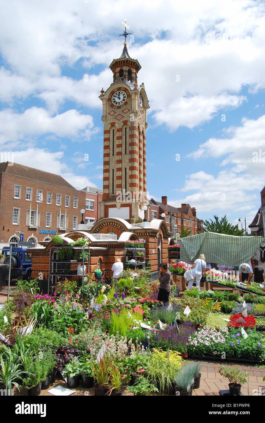 Bauernmarkt unter Uhrturm, High Street, Epsom, Surrey, England, Vereinigtes Königreich Stockfoto