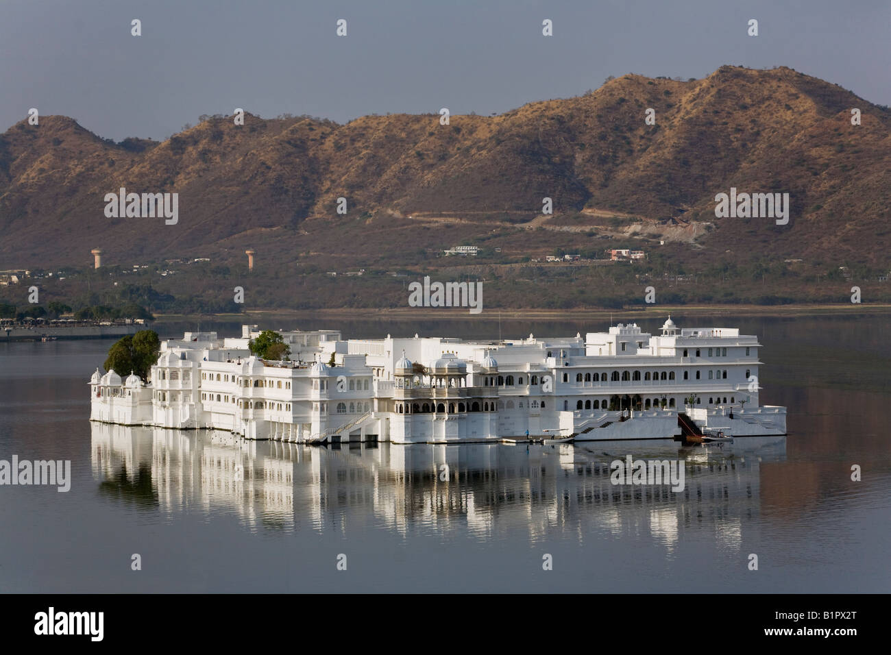 Das LAKE PALACE HOTEL auf JAGNIWAS Insel entspringt PICHOLA-See in UDAIPUR, RAJASTHAN Indien Stockfoto