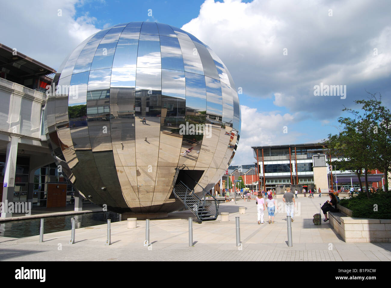 Verspiegelte Kugel Planetarium in Bristol, Millenium Square, Harbourside, Bristol, England, Vereinigtes Königreich Stockfoto