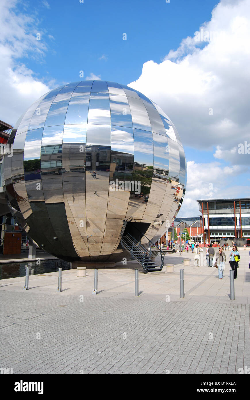 Verspiegelte Kugel Planetarium in Bristol, Millenium Square, Harbourside, Bristol, England, Vereinigtes Königreich Stockfoto