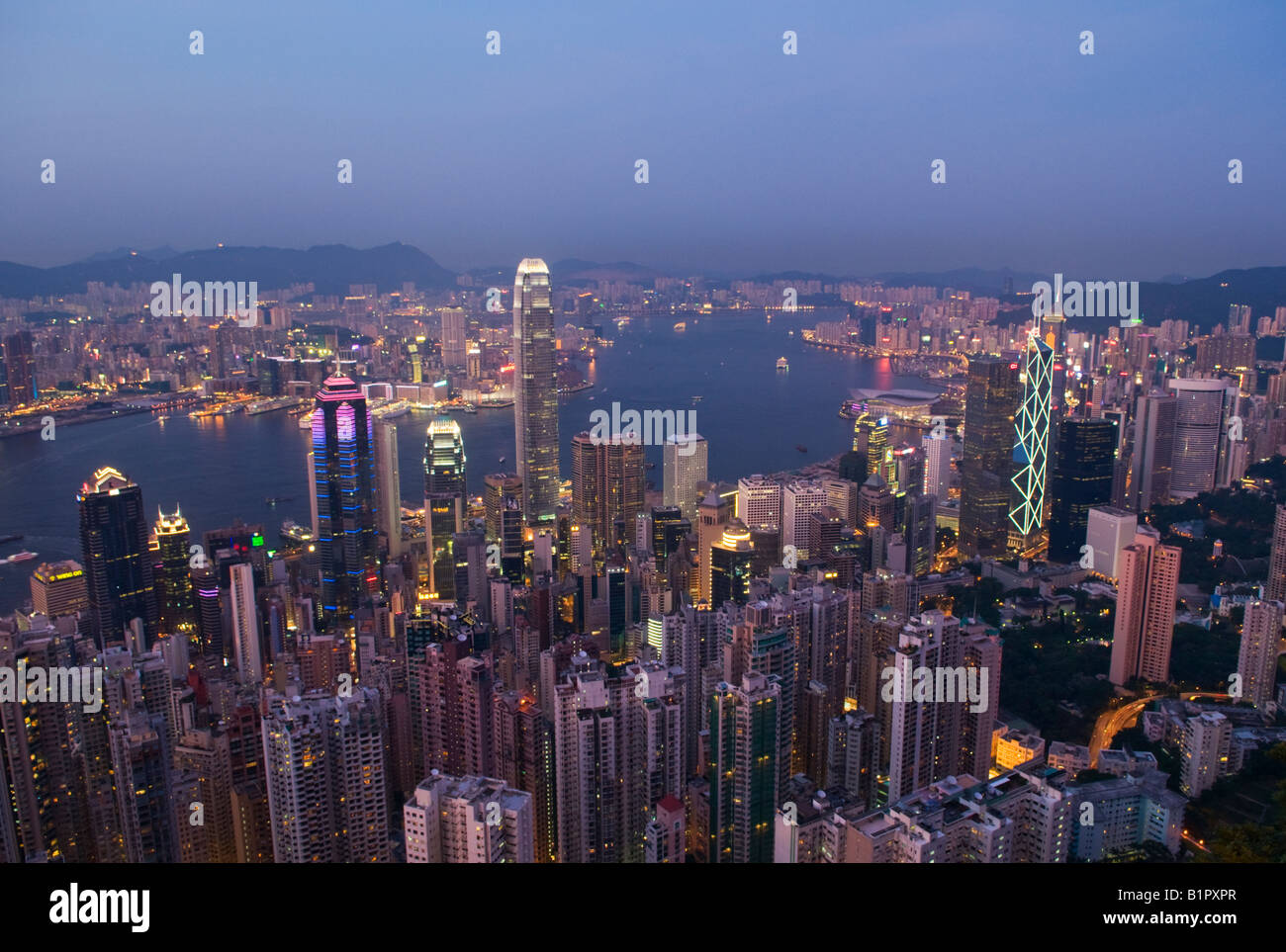 Hong Kong Harbour und die Skyline in der Abenddämmerung aus der Peak.June 2008 Stockfoto