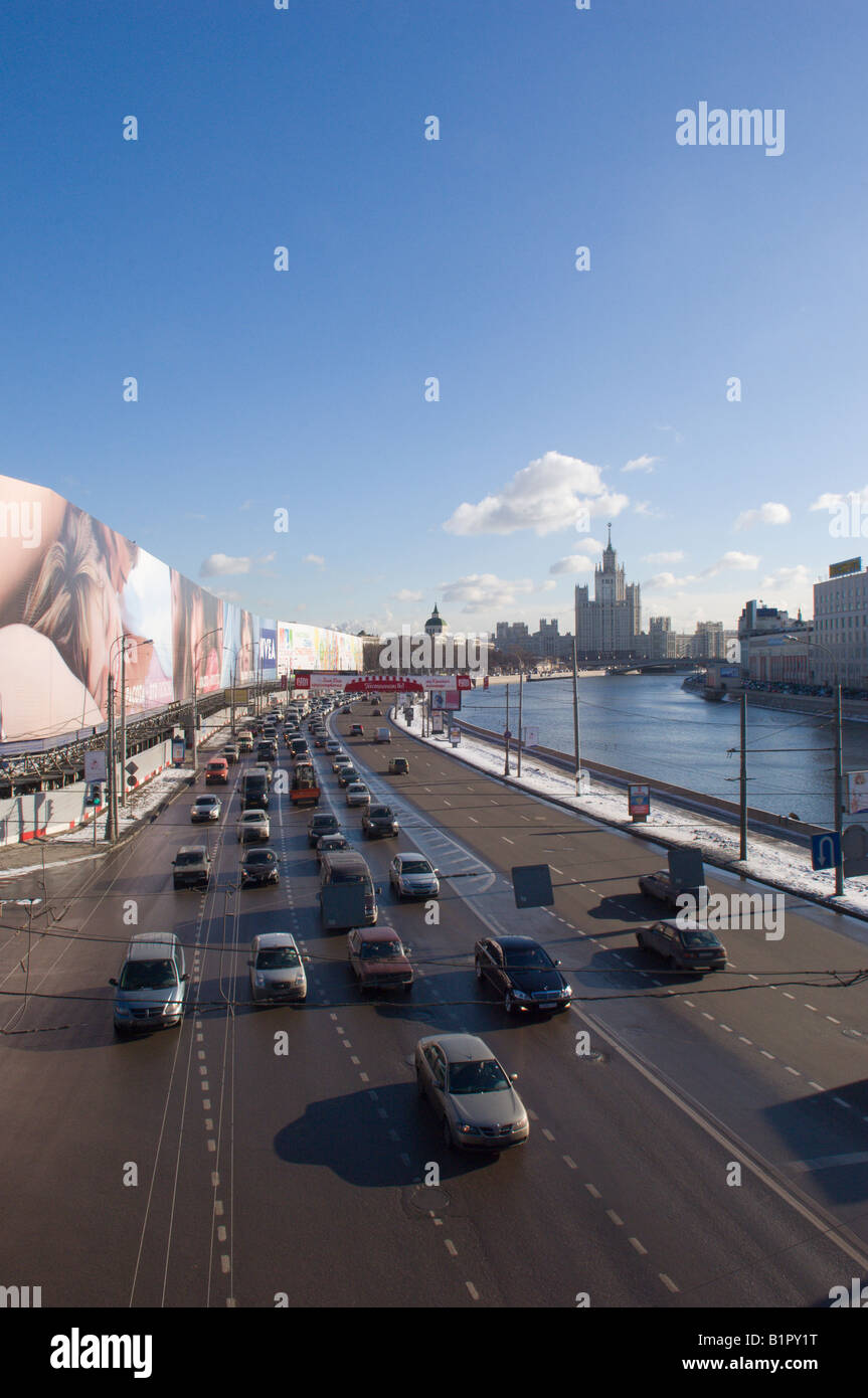 Verkehr auf der Moskvoretskaya Autobahn und der Moskwa Fluss Moskau Russland Stockfoto