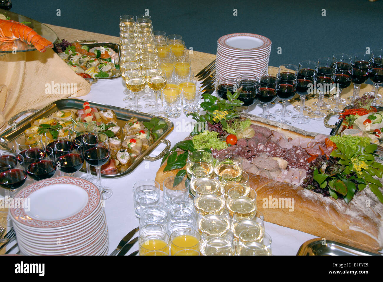 Catering Buffet mit Geschäftsleuten Tisch voll mit verschiedenen leckeren und frischen Speisen Stockfoto