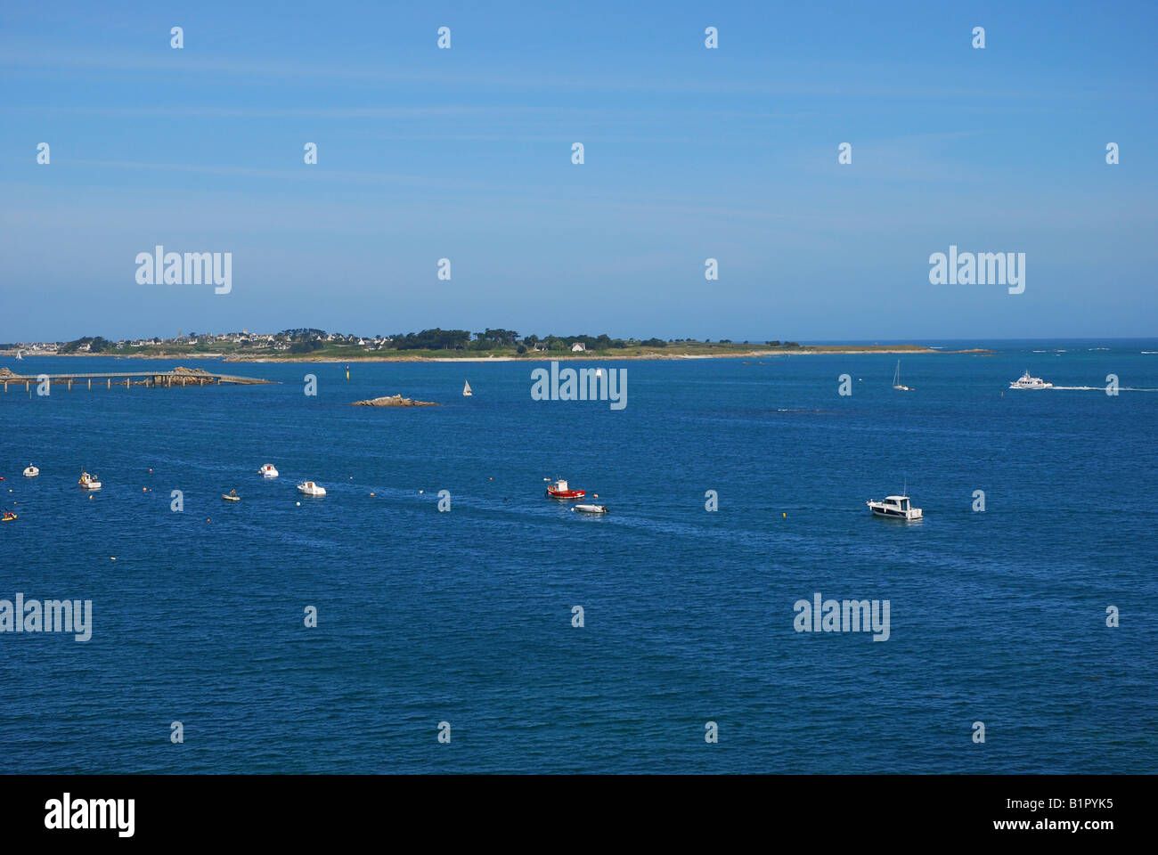 Batz Insel gesehen von Roscoff mit dock bei Hochwasser Stockfoto