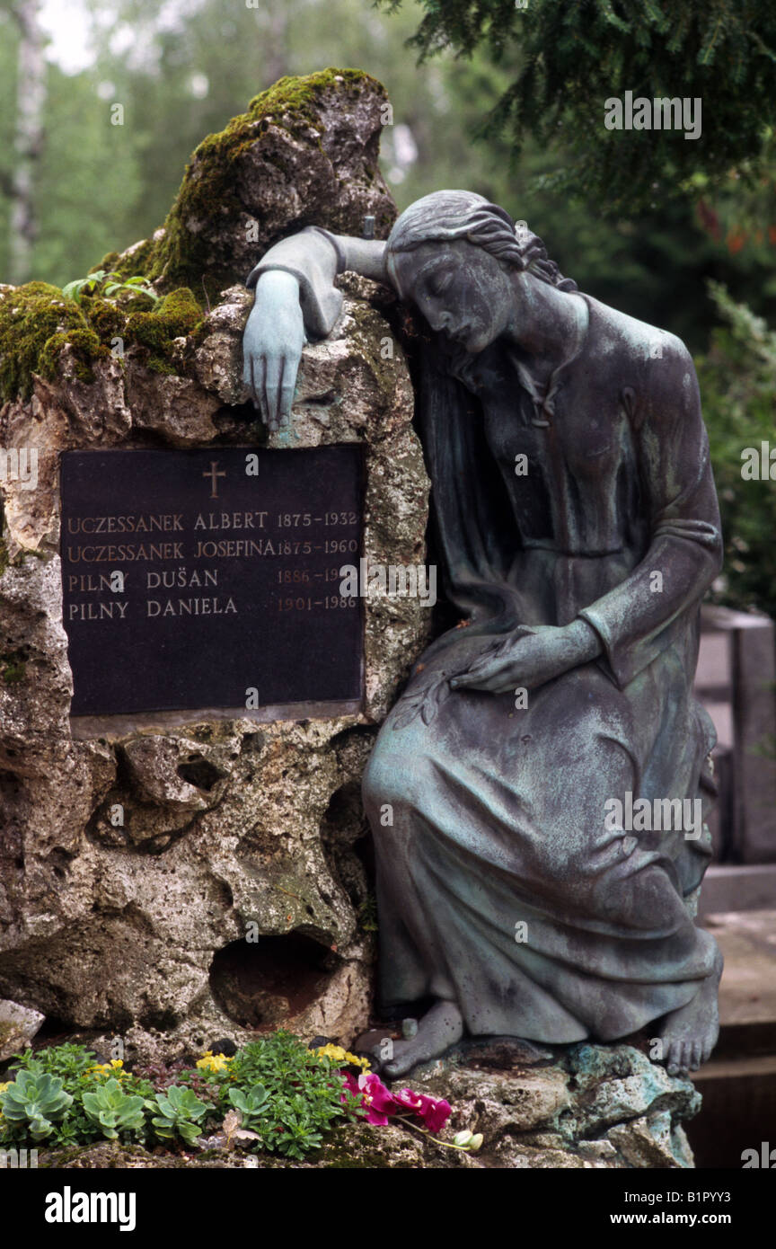 Grab mit künstlerischen Statue Mirogoj-Friedhof Zagreb Kroatien Stockfoto