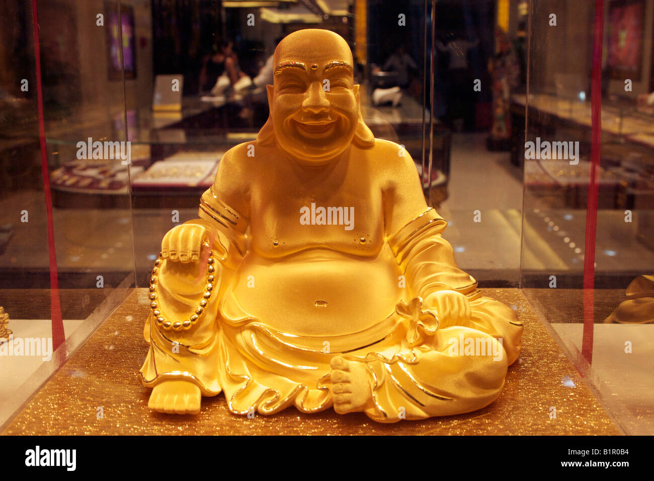 Eine goldene Buddha zum Verkauf in ein Juweliergeschäft in Shanghai Stockfoto