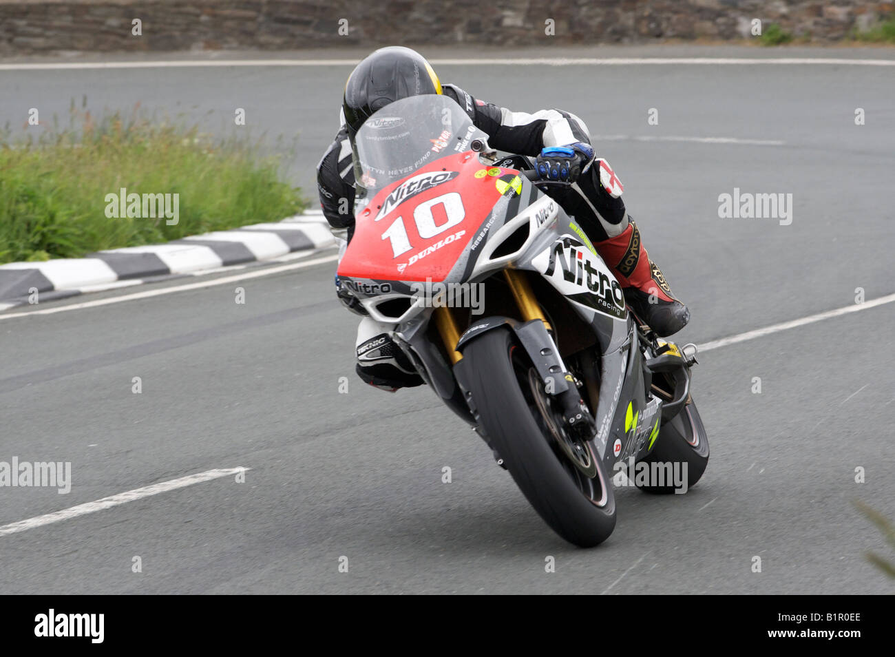 Steve Plater verlässt den Schwanenhals während der 2008 Isle Of Man Superstock TT auf seine Nitro-Phase One Endurance Team Yamaha R1. Stockfoto