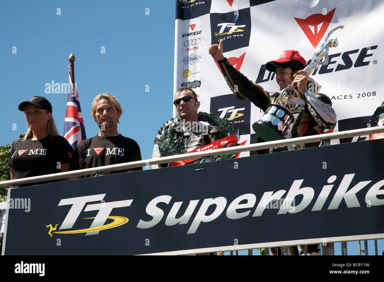 2008 Isle Of Man Dainese Superbike Race Sieger, australische Cameron Donald auf dem Podium nach Erhalt die Gewinner-Trophäe. Stockfoto