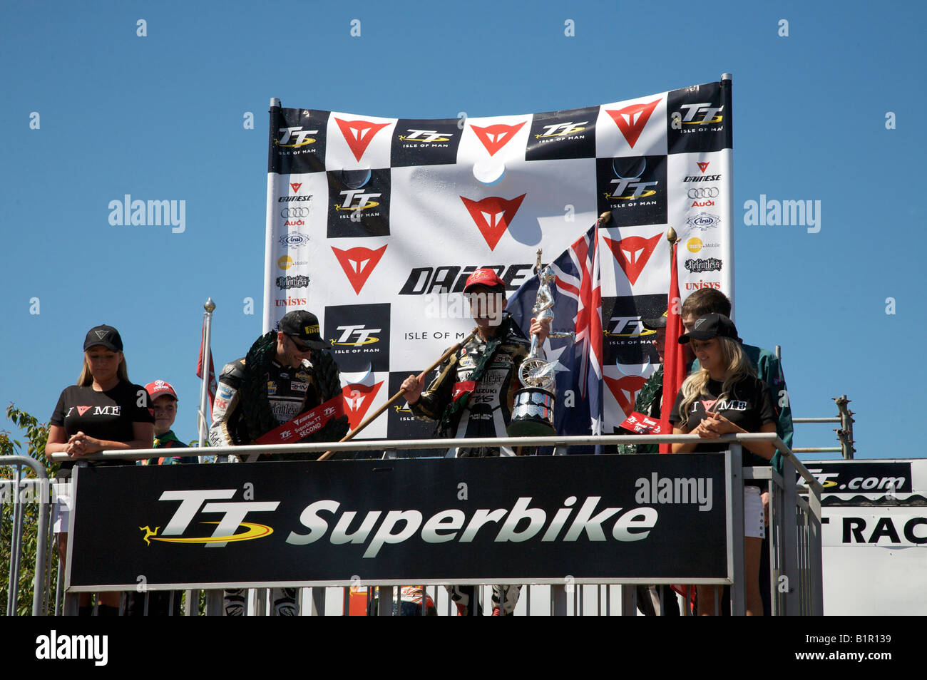 2008 Isle Of Man Dainese Superbike Race Sieger, australische Cameron Donald auf dem Podium nach Erhalt die Gewinner-Trophäe. Stockfoto