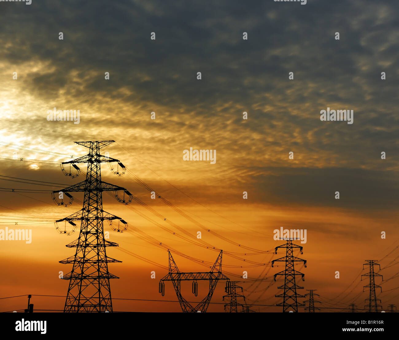 Strommasten im Sonnenaufgang Stockfoto