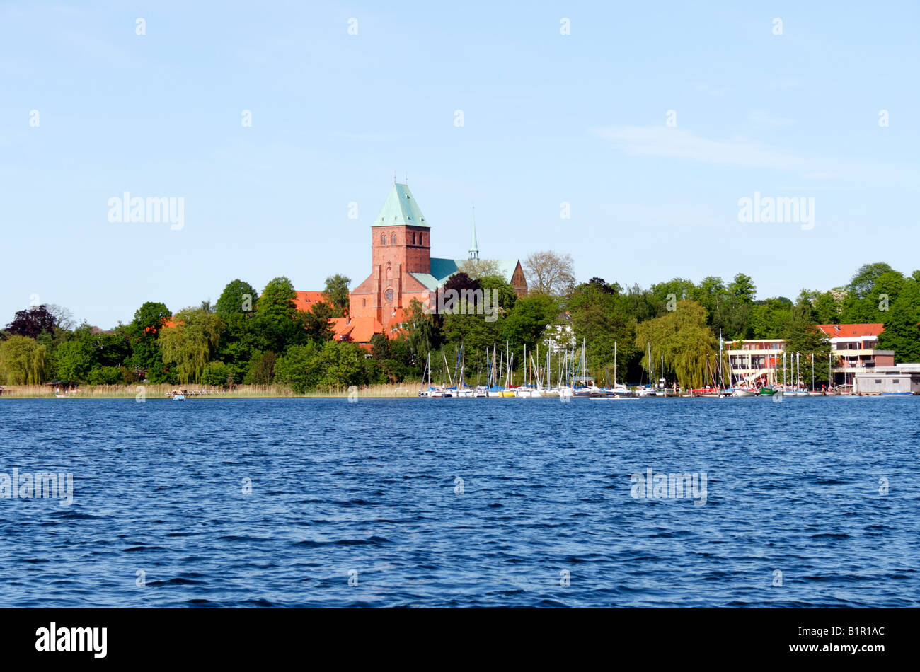 Ratzeburger See mit der alten Kathedrale Stockfoto