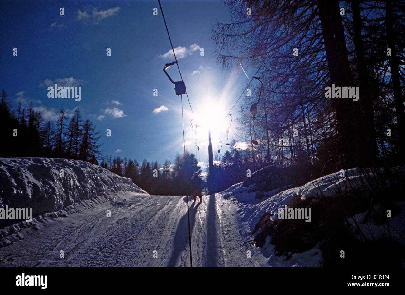 Skylift hinauf in die Alpen aus der Sicht des Skifahrers Stockfoto