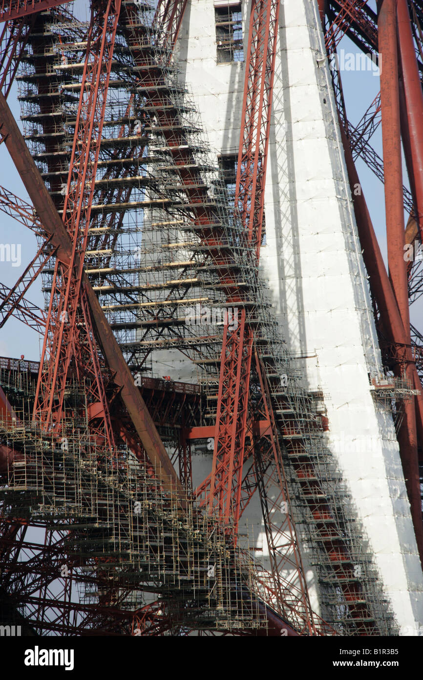 City of Edinburgh, Schottland. Nahaufnahme von Forth Rail Bridge, über den Fluss Forth zeigen Reparaturarbeiten durchgeführt. Stockfoto