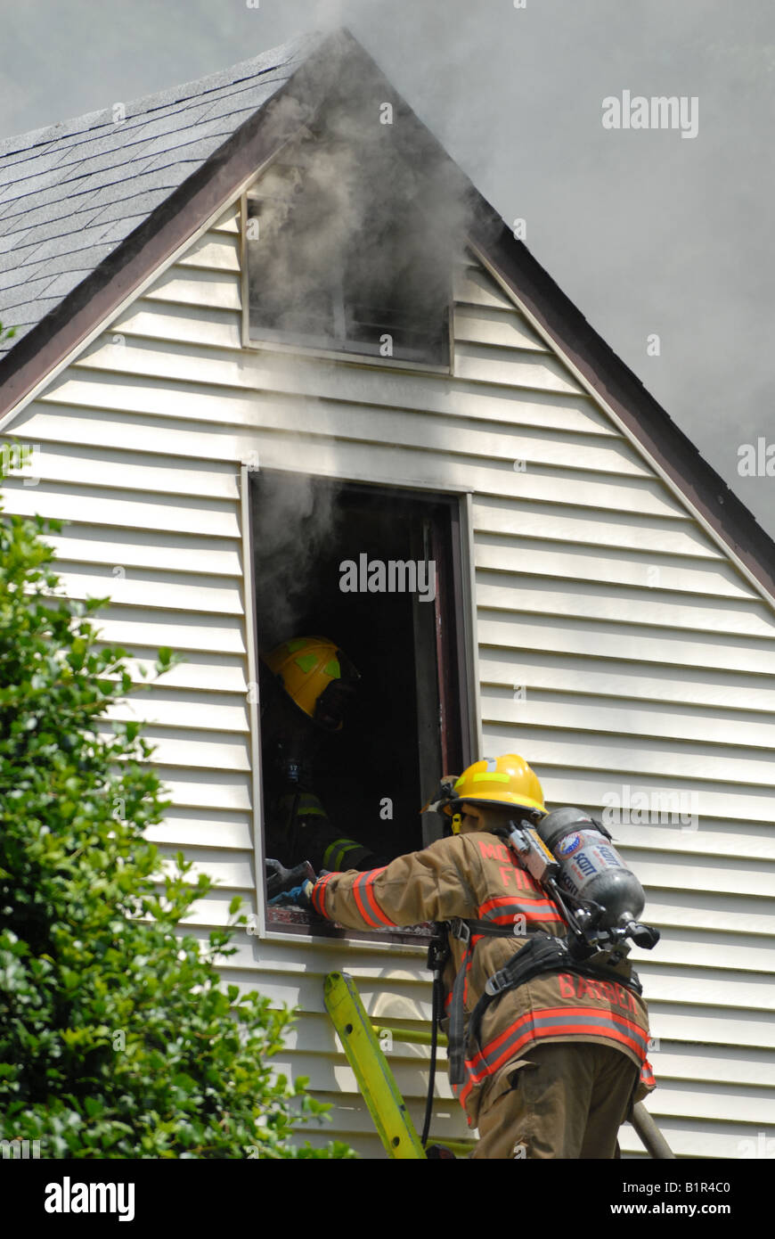 Feuerwehrmänner zu reagieren, um ein Haus Feuer in Maryland löschen Stockfoto