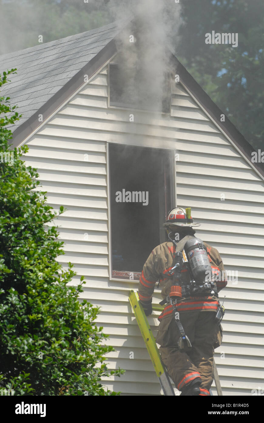 Feuerwehrmänner zu reagieren, um ein Haus Feuer in Maryland löschen Stockfoto