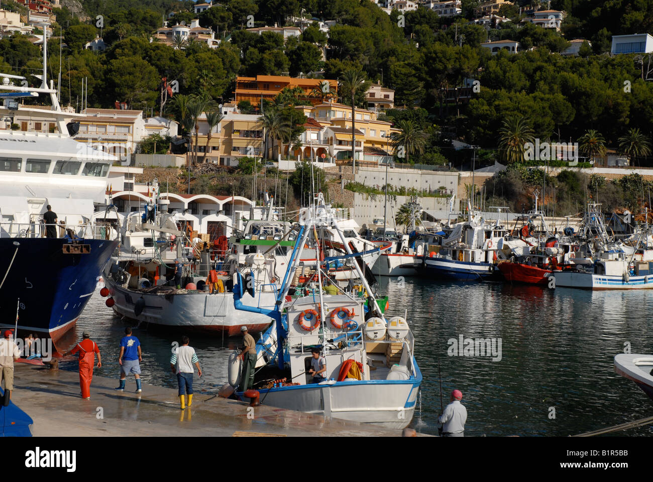 Fischer auf Fischerboote im Hafen, Javea / Xabia, Provinz Alicante, Comunidad Valenciana, Spanien Stockfoto