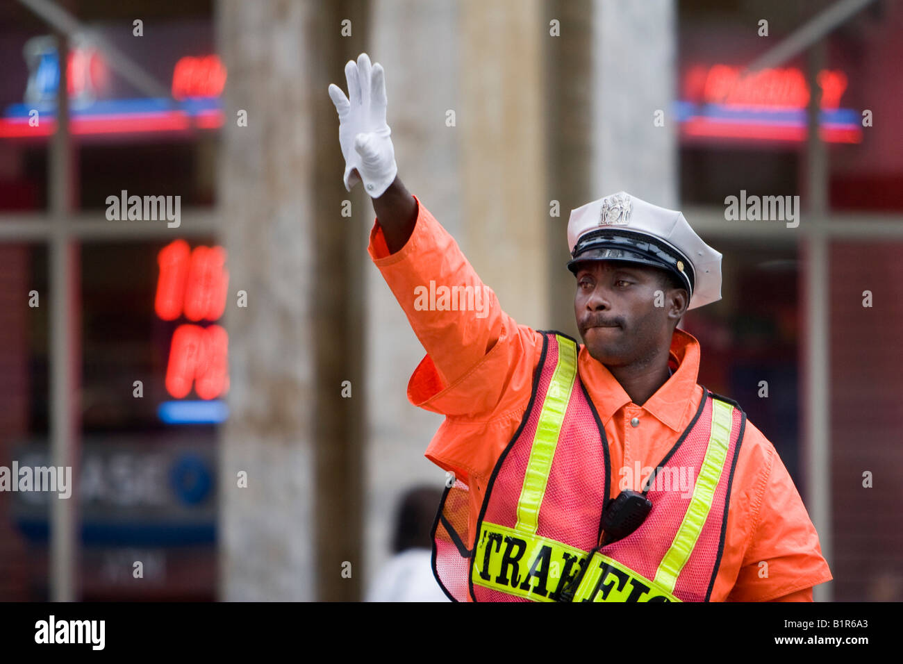 Ein Polizist regelt den Verkehr in New York City New York 4. Juni 2008 Stockfoto