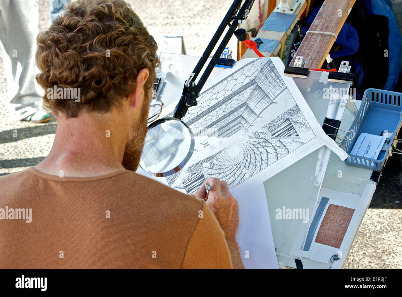 Feder und Tinte Künstler bei der Arbeit mit Hilfe einer Lupe auf die Kunst der feinen Details in Victoria British Columbia Kanada Stockfoto