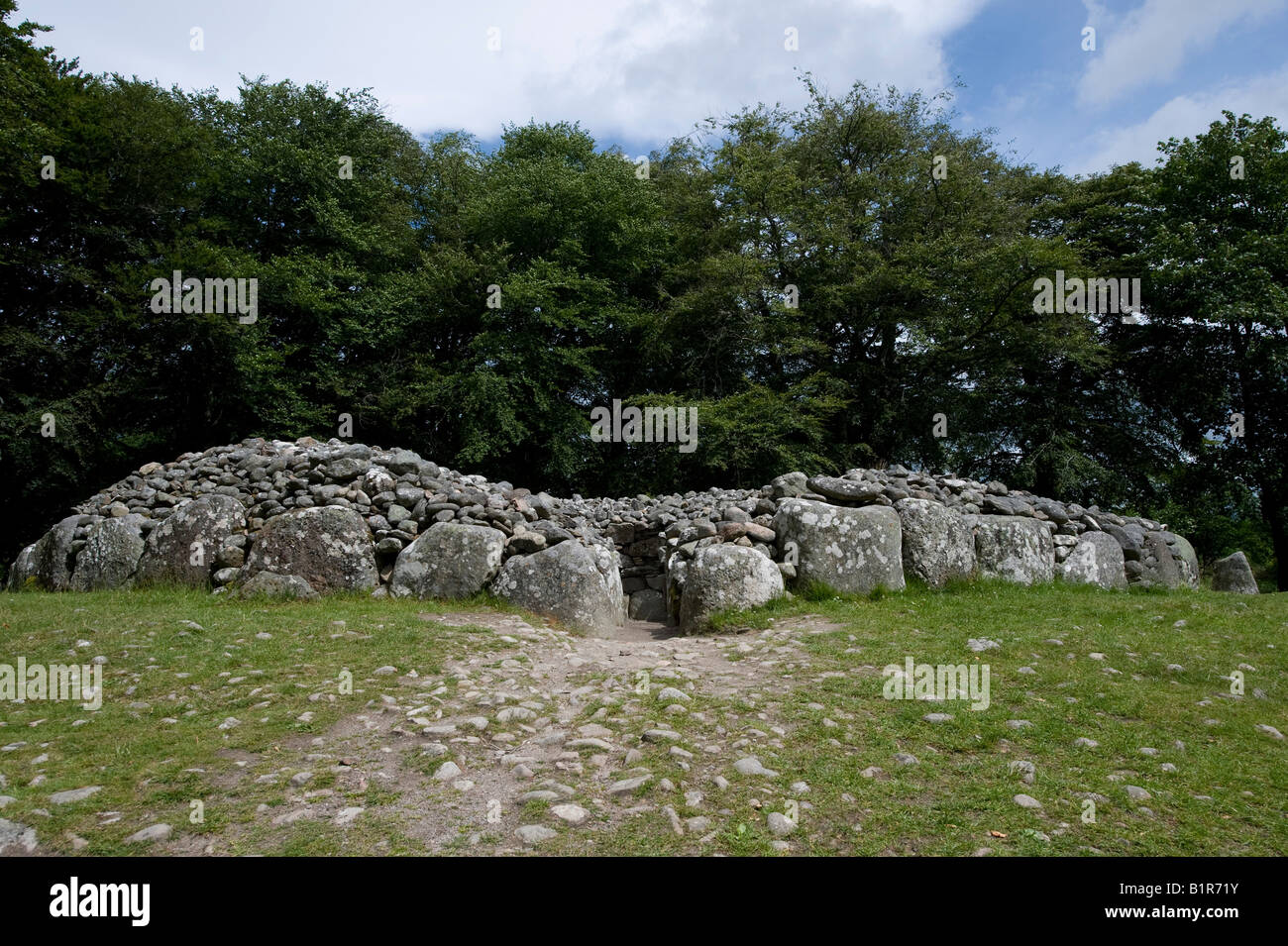 Schloten Cairns Grabkammern und Menhire. Nairnshire, Schottland. Prähistorische Grabhügel Cairns von Bulnuaran von Schloten Stockfoto