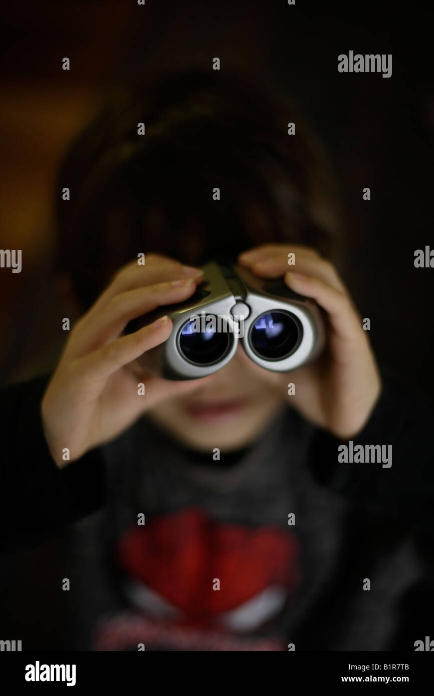 Kind mit Fernglas jungen im Alter von sechs Jahren Stockfoto