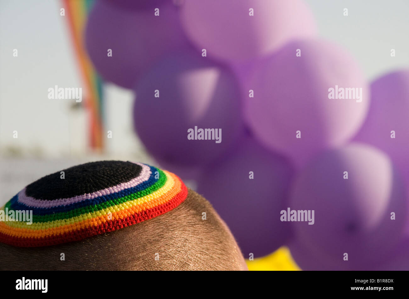 Israel Jerusalem Gay Parade 26 6 08 Nahaufnahme von Käppchen auf rasierten Schädel mit Ballon in bkgd Stockfoto