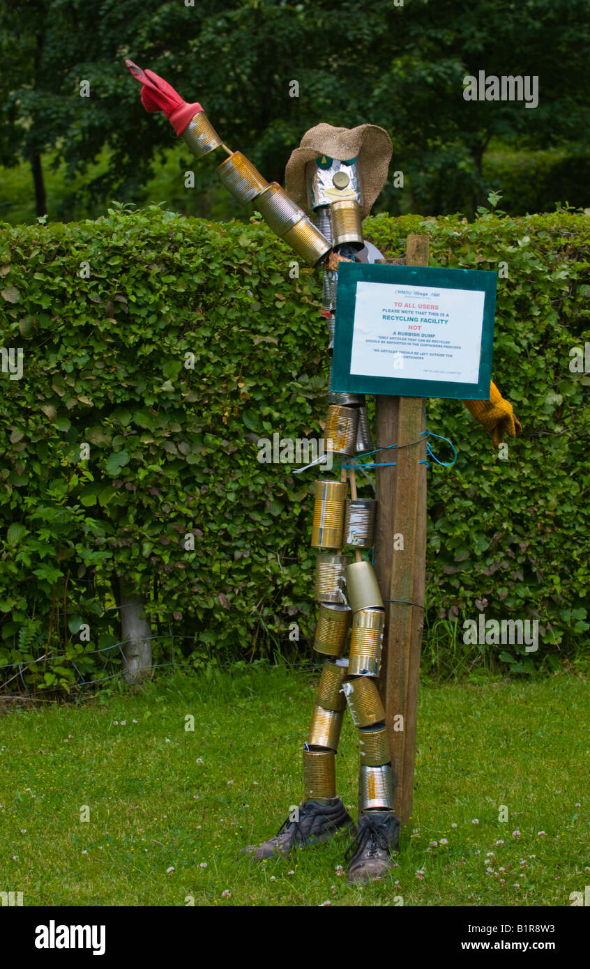 Mann aus recycelten Materialien außerhalb Cwmdu Village Hall in der Nähe von Crickhowell Powys Wales UK EU hergestellt Stockfoto